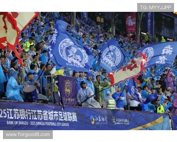 苏超单场观众破 3 万创历史,长三角球迷专列点燃热潮(1) 苏超单场观众破 3 万创历史,长三角球迷专列点燃热潮(1)